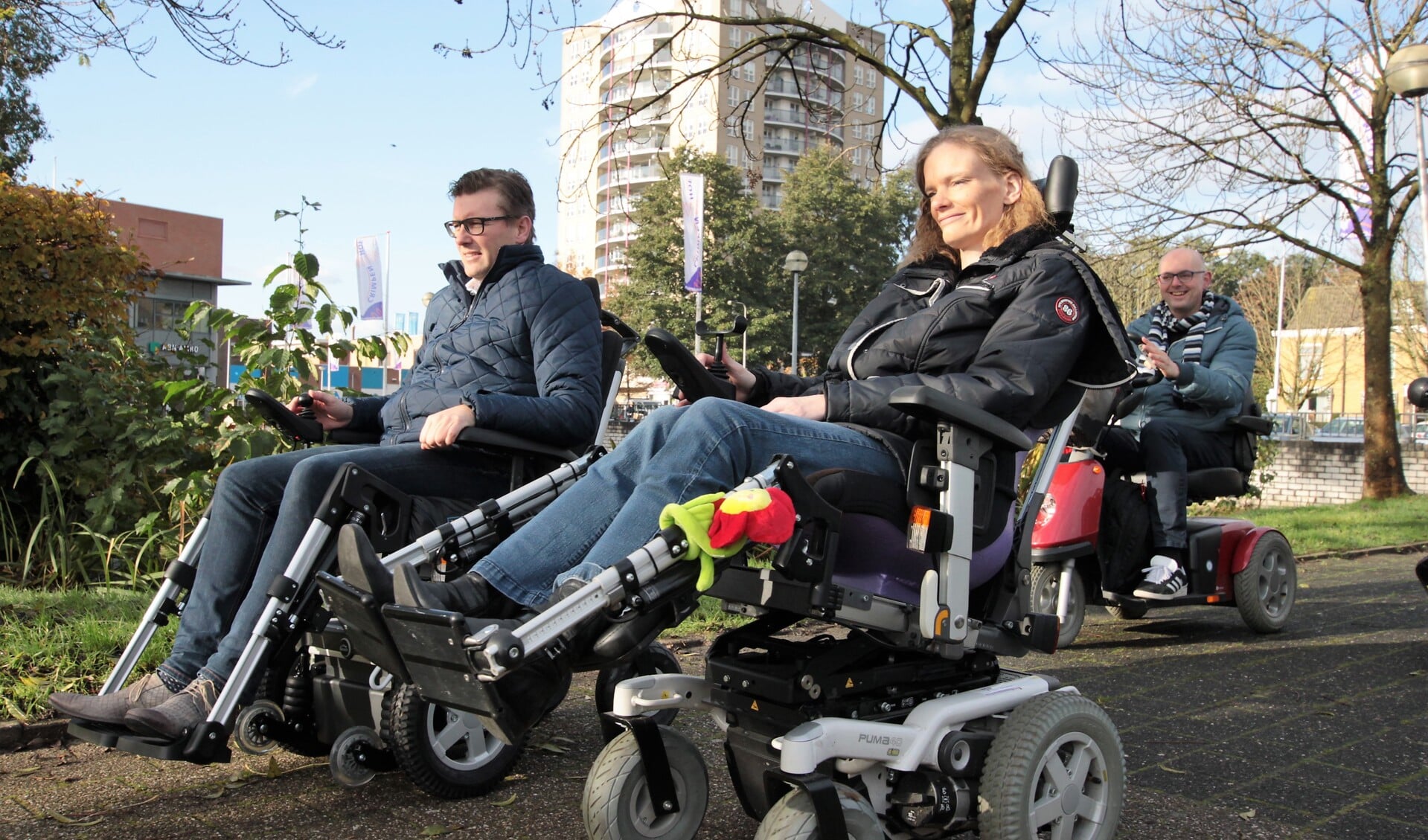 • Wethouder Marco Oosterwijk en burgemeester Martijn Vroom reden met Corien Delger een rondje door Krimpen in de rolstoel. 