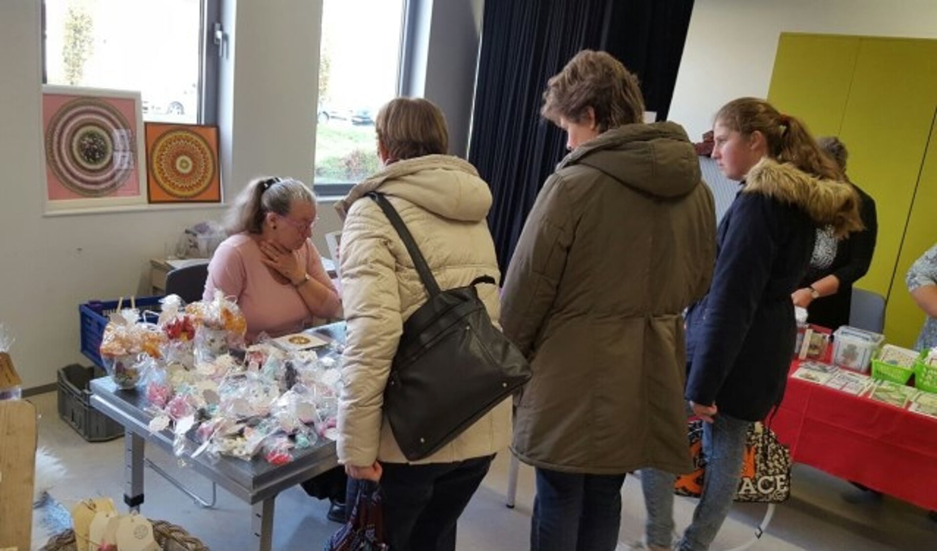 Haken, breien, steigerhout, porselein, enz enz. Het is allemaal te koop op de creamarkt.