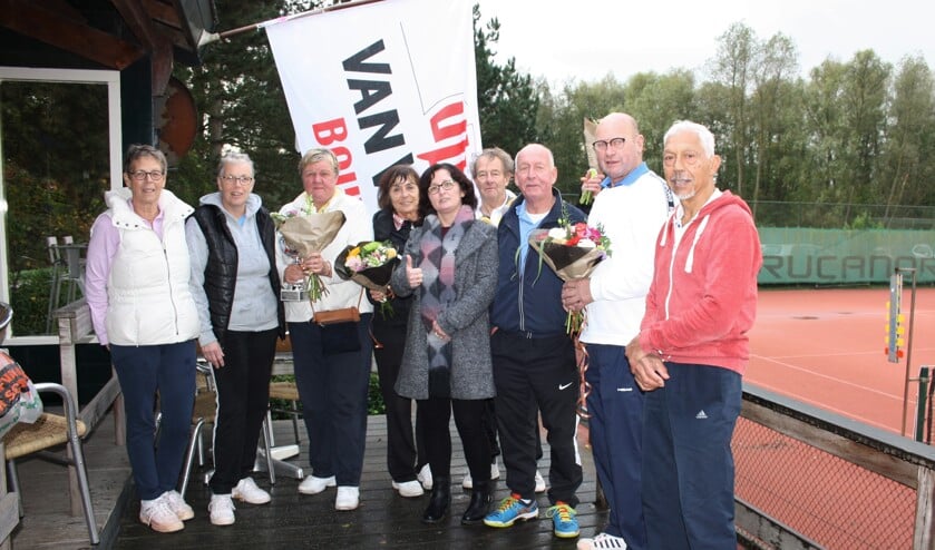 • Prijswinnaars en sponsor gaan na afloop op de foto.