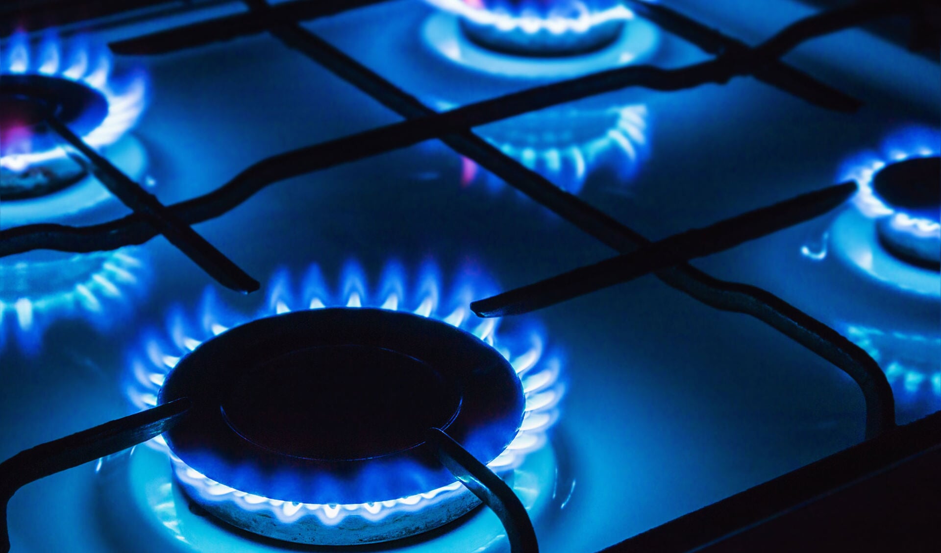 • Steeds meer mensen komen in financiële problemen door de gestegen energieprijzen, zoals die van gas.