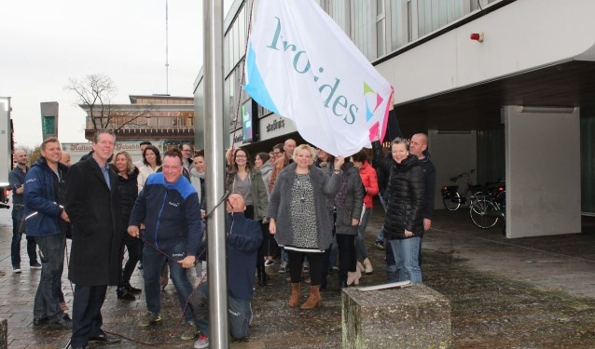 Een officieel moment voor alle medewerkers van Provides. Naast de IJsselsteinse vlag wappert sinds maandag op de Overtoom nu ook elke dag de vlag van Provides. (Foto: Lysette Verwegen)