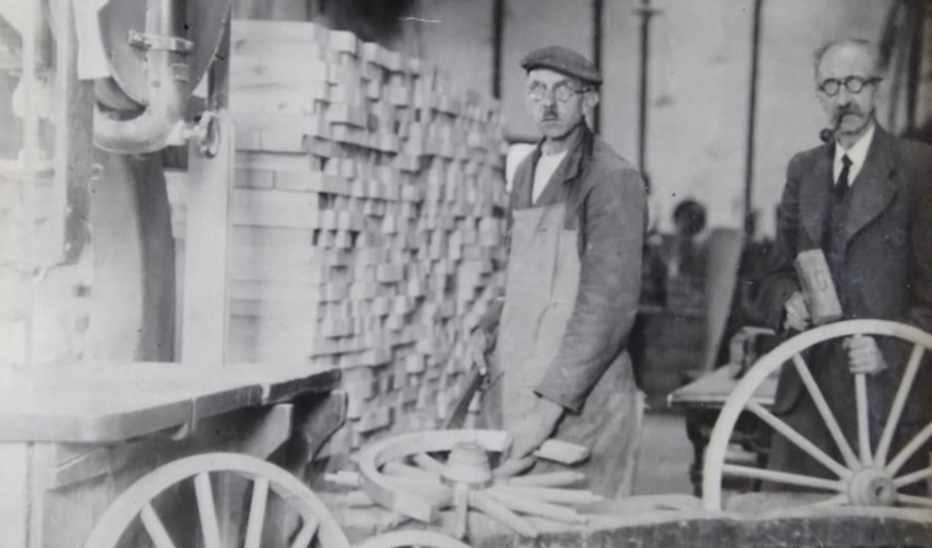 Johannes van Dijk in de wielmakerij in Montfoort