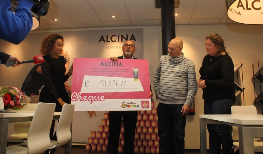 • De ouders van Tijn namen de cheque in ontvangst.