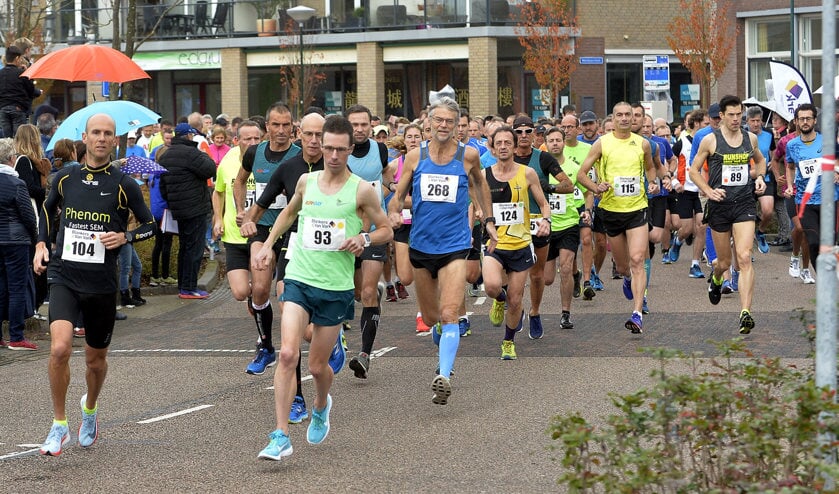 De start van de Vestingstad Run vanaf 't Rond in Woudrichem.