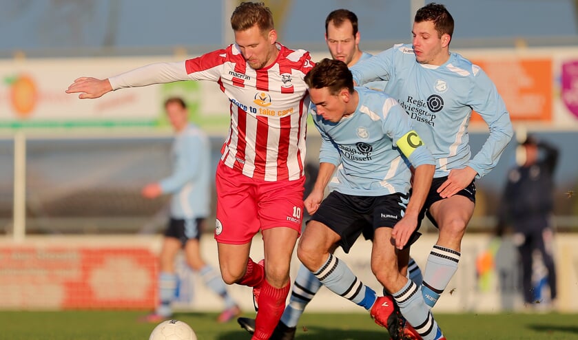 • Kevin Steenbruggen en Sven Bleijenberg in duel.