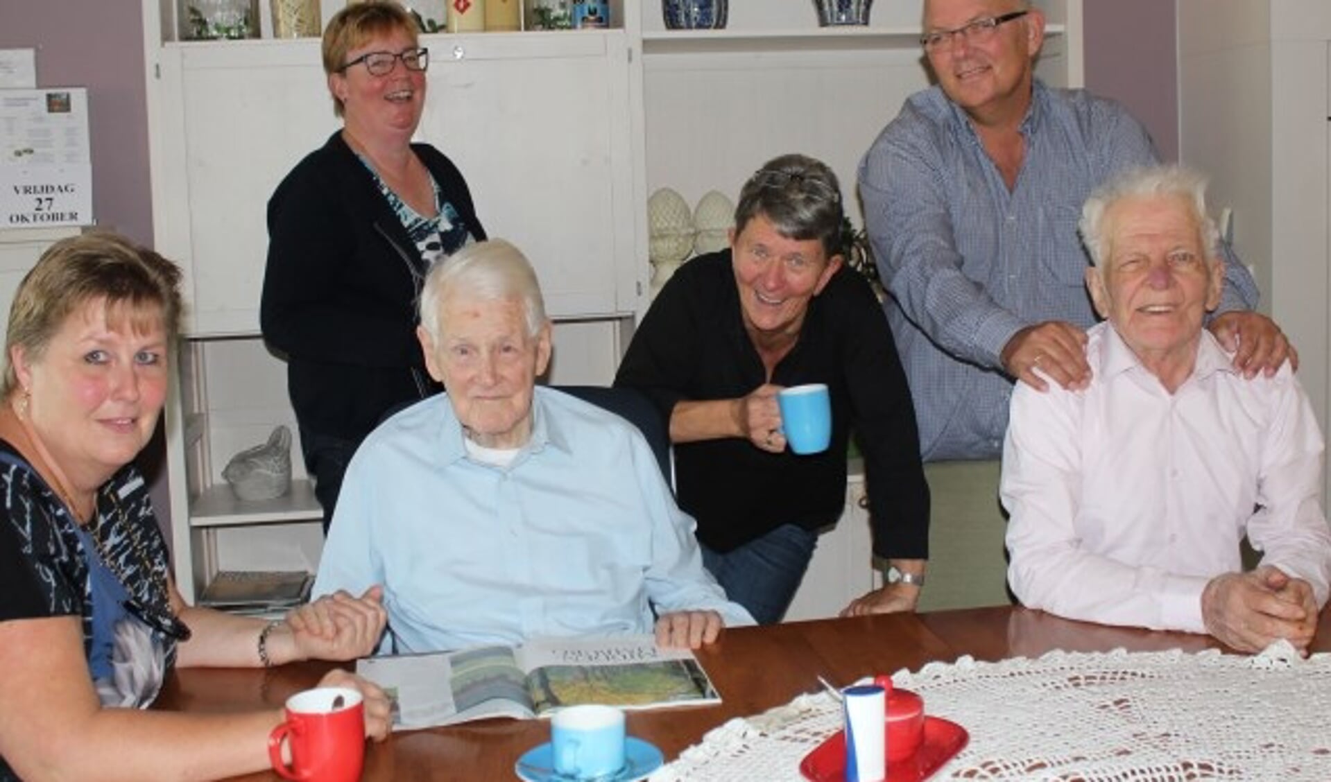 Meneer Verwegen en meneer Schinkel kunnen niet zonder de zorg van professionals Elja Versteeg en Tineke Zwambag en familie zoals Anita, Jaco en andere vrijwilligers. (Foto: Lysette Verwegen)