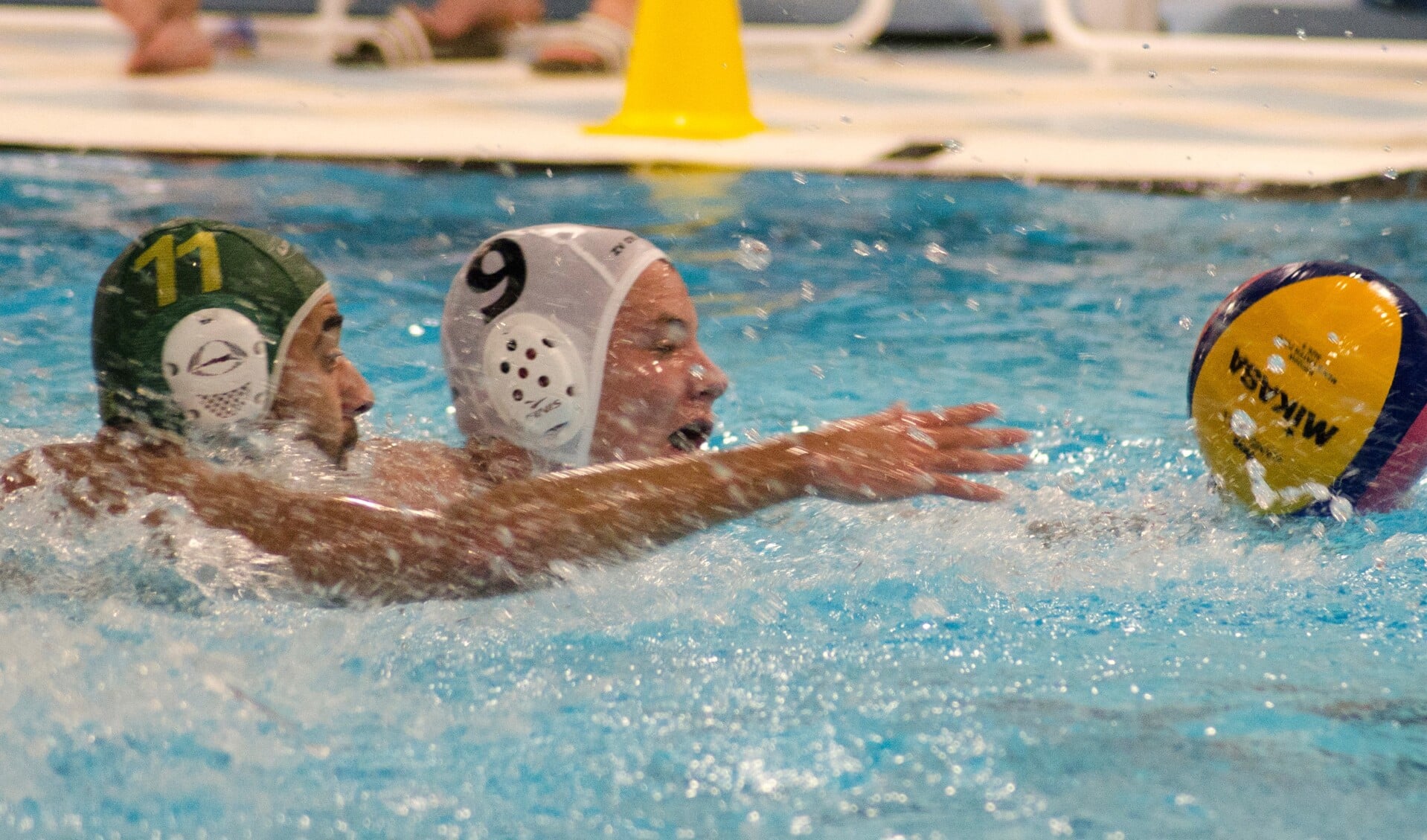 • Luc de Zeeuw (met witte cap) in fel duel om de bal. 