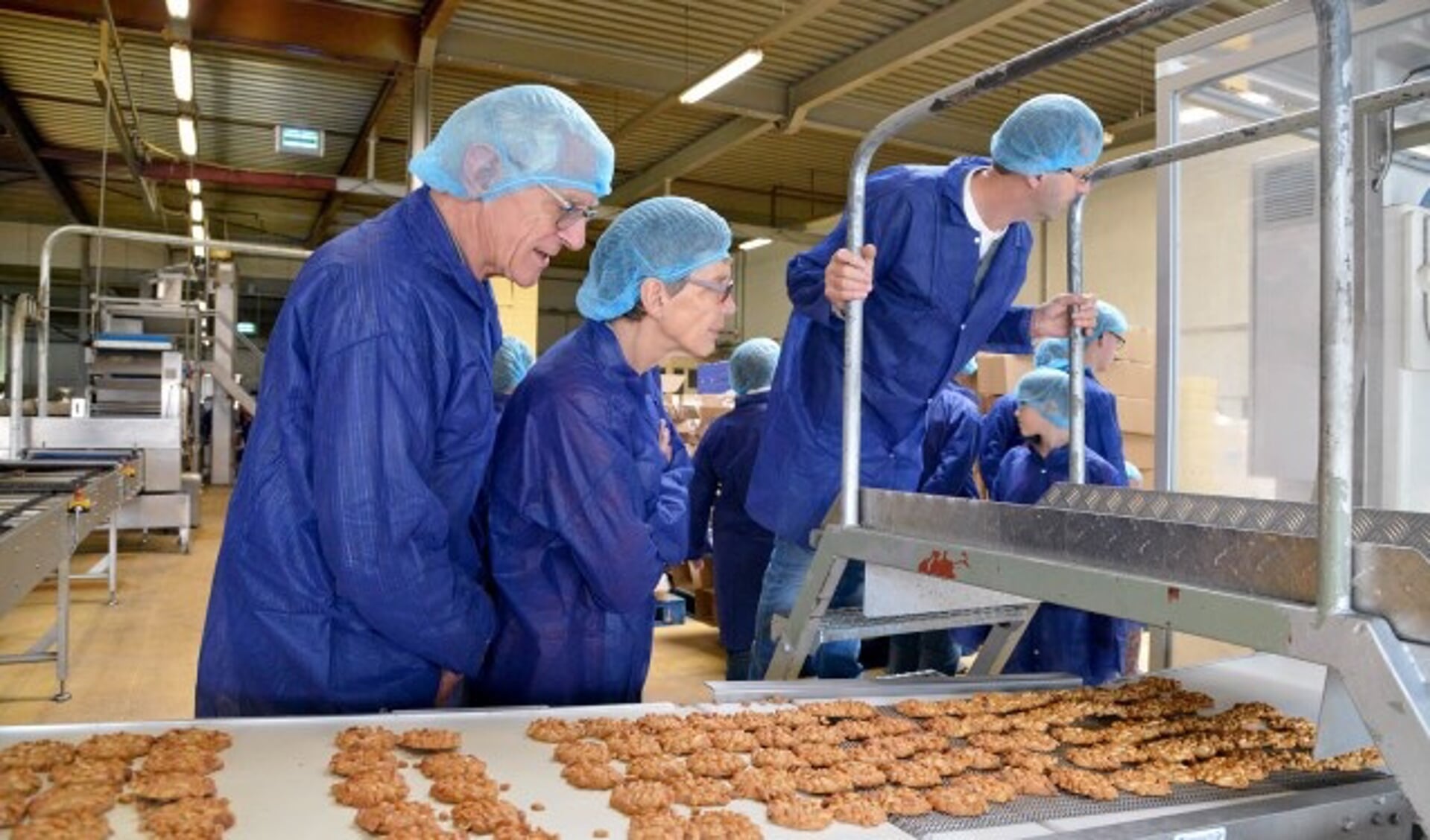 Veel inwoners brachten op de Open Bedrijvendag een bezoek aan de koekjesfabriek van InterBanket op Krekenburg. Een begrip in Montfoort, maar tot op heden nog door weinigen bezocht. (Foto: Paul van den Dungen)