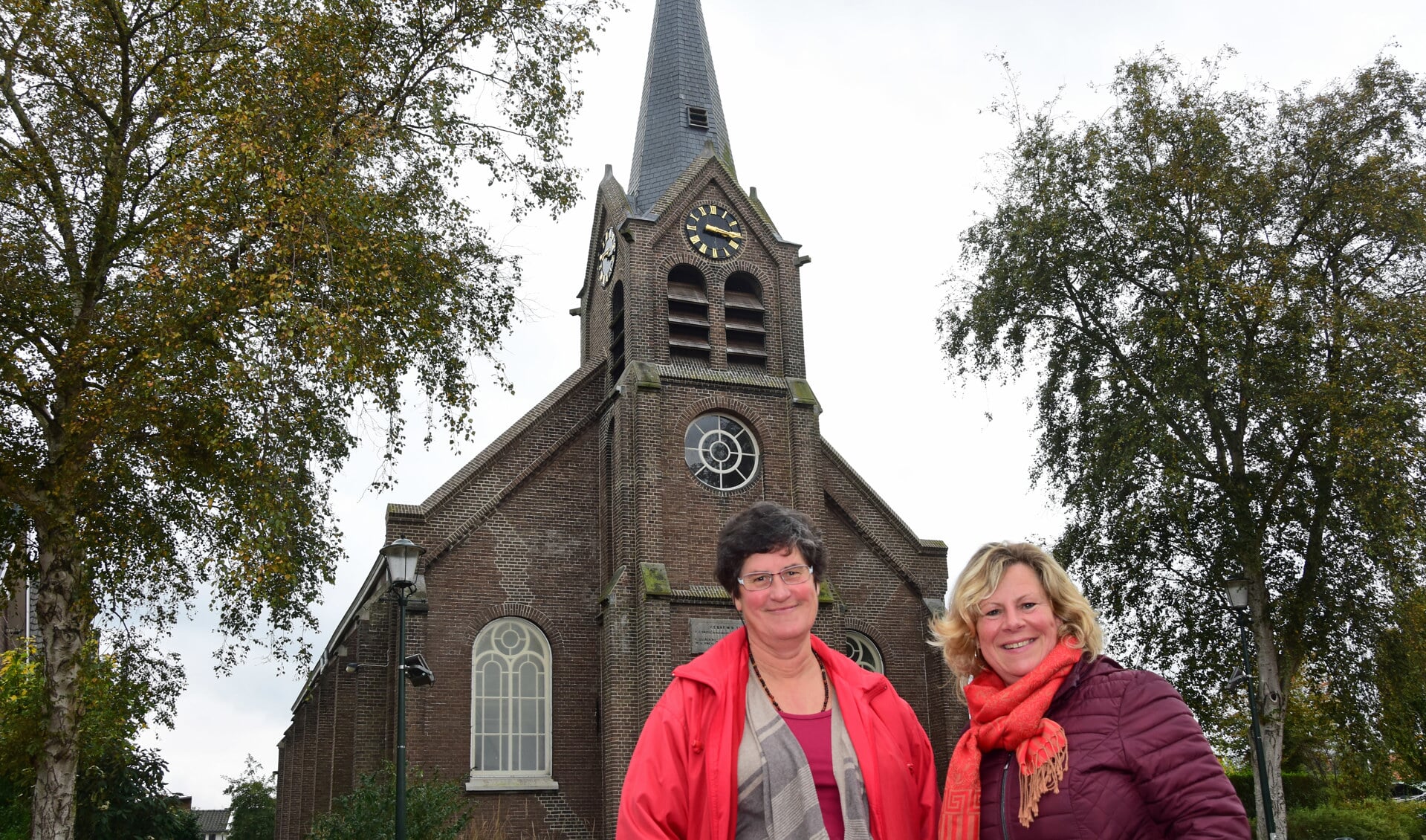  • Sandra Siebkes en Gerda Verwaal-Bode voor de Ammerse kerk, waar de lezing vrijdag de 17e plaatsvindt.