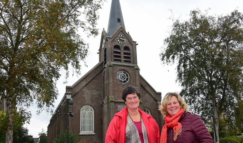 • Sandra Siebkes en Gerda Verwaal-Bode voor de Ammerse kerk, waar de lezing vrijdag de 17e plaatsvindt.