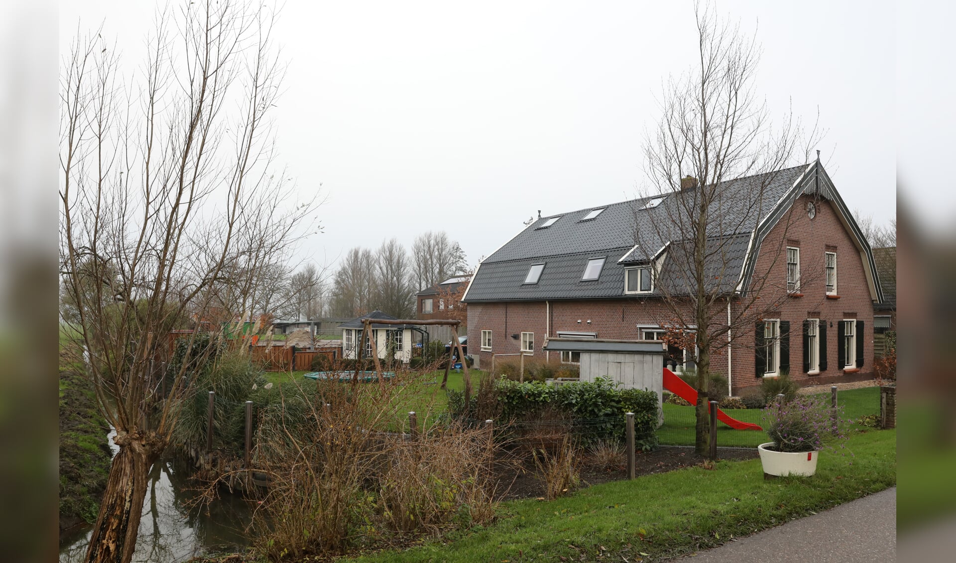 • De situatie aan de Minkeloos 5 en 6, met de woning van het timmerbedrijf op de voorgrond en daarachter het woonhuis van Teus van Houwelingen. Foto: Geurt Mouthaan