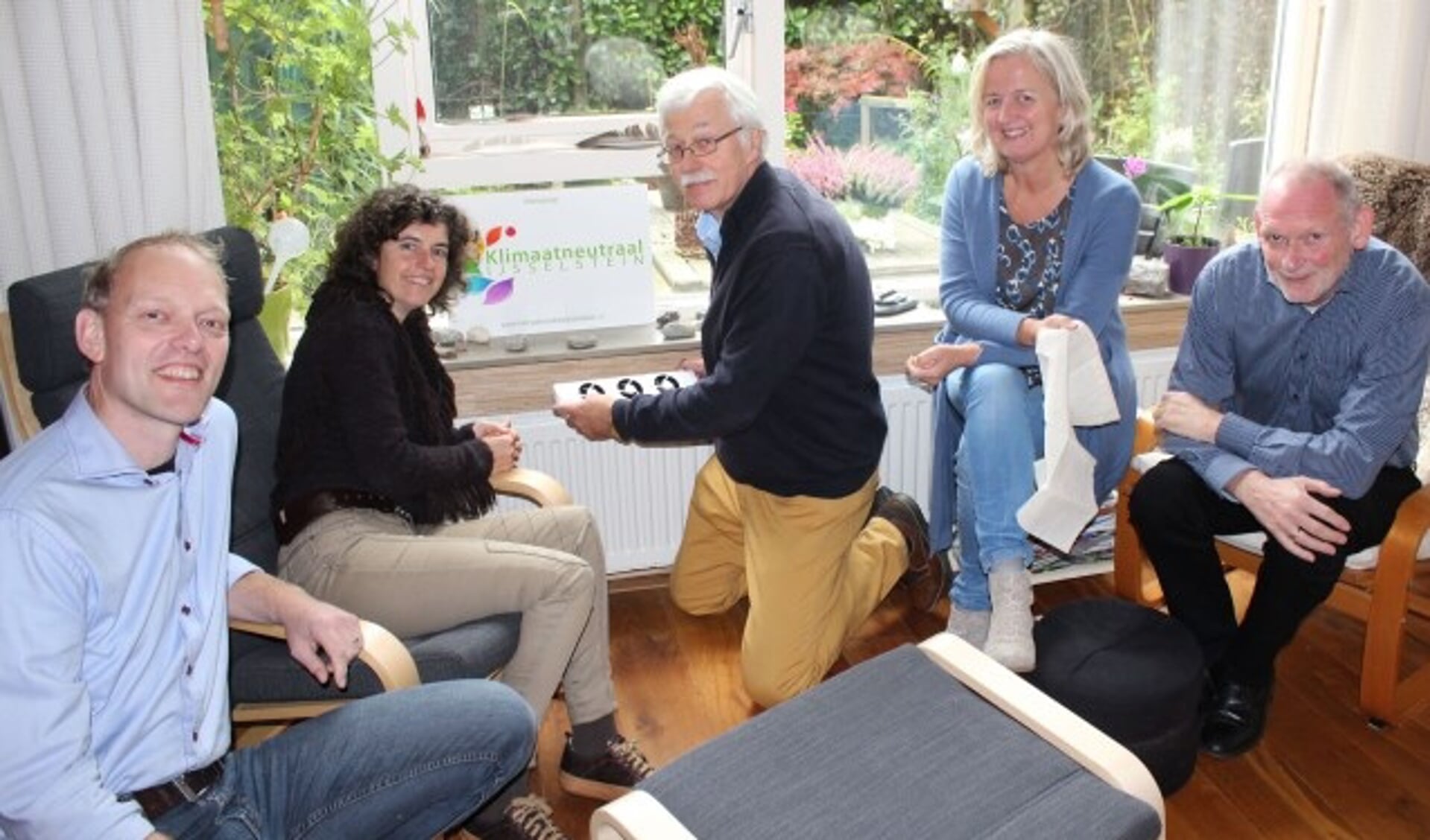 Rico Yntema, Ivon Vrolijk, Henk de Groot, Marie-José de Zeeuw en Henk Lindeman vormen samen de energieke en bruisende werkgroep Klimaatneutraal IJsselstein. (Foto: Lysette Verwegen)