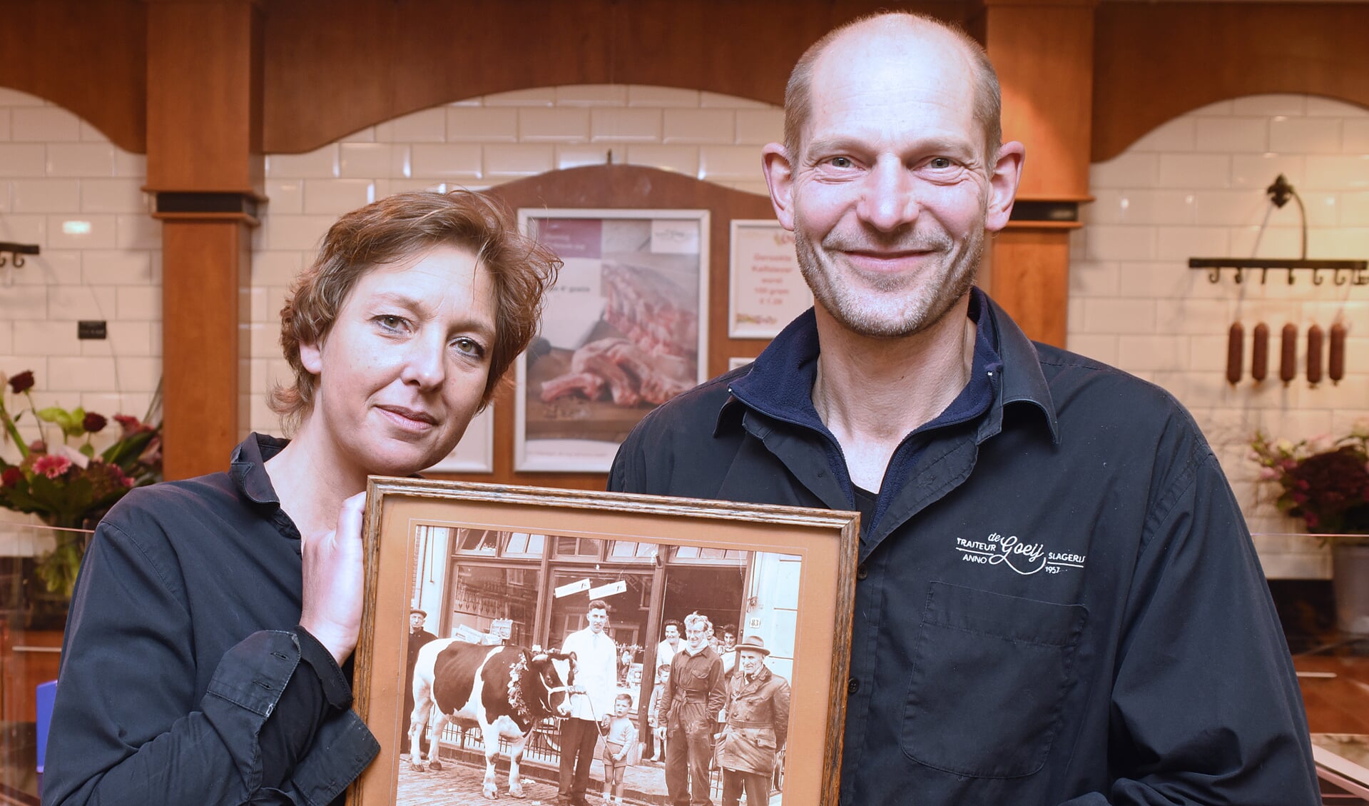 • Esther en Hans de Goeij met een foto uit de begintijd. 