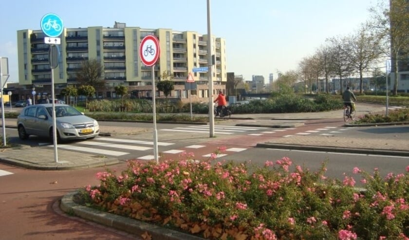 Er is een nieuw rotondeprobleem in Capelle: fietsers die tegen het verkeer in rijden. Op de foto de rotonde Schonberglaan - Sibeliusweg.  