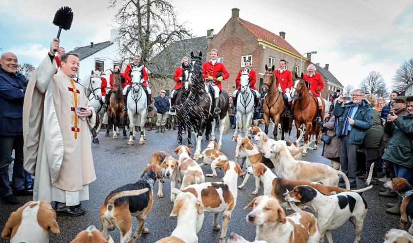 • Pastor Stefan Schevers zegende de traditionele oudejaarsslipjacht in Alem in.