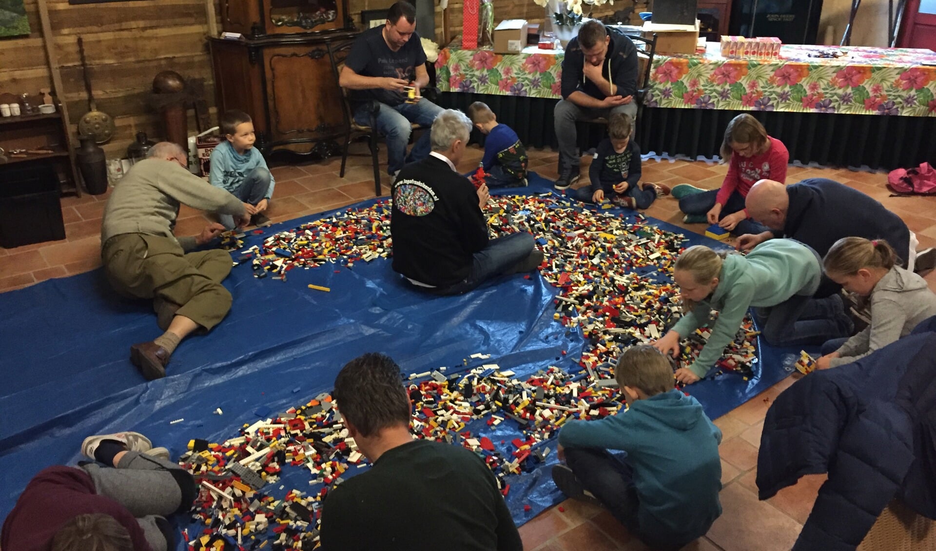 • Heerlijk bouwen met honderd kilo LEGO tijdens een van de workshops. 