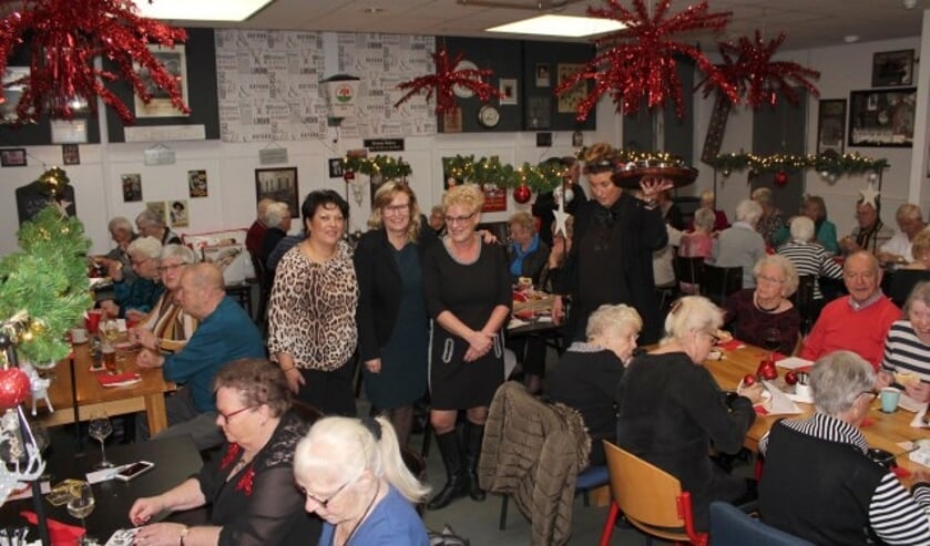 Soela van Woudenberg, Paulien Gerritsen en Cerile van Doorn tijdens de kerstlunch. (Foto: Lysette Verwegen)