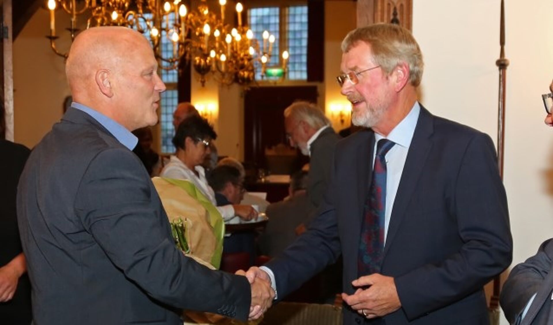 De nu afgetreden Sietze Ypma (rechts) ontvangt de felicitaties van fractievoorzitter René van den Hoogen van de Onafhankelijken na zijn installatie in september. (Foto: Alex de Kuijper)