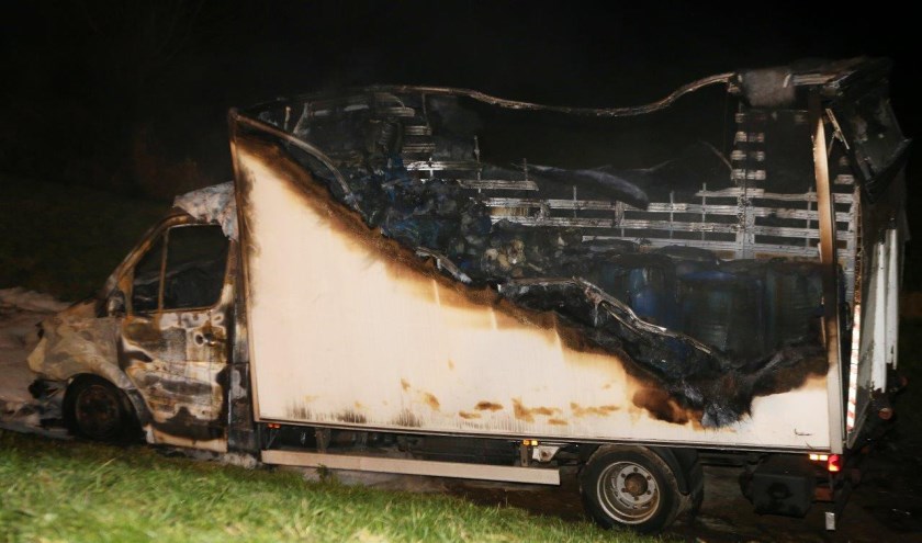 • De vrachtwagen zal vol met jerrycans en tonnen, waarschijnlijk met drugsafval er in.