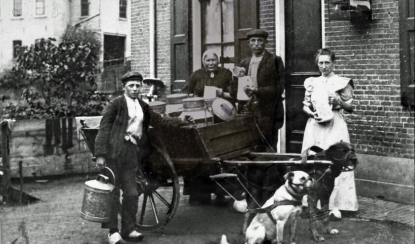 Op de foto uit 1915 zien we melkboer Both met zijn familie en hondenkar voor zijn winkel/woonhuis in de Schoutenbuurt.(Foto HVC Beeldbank / www.capelleinbeeld.nl)  