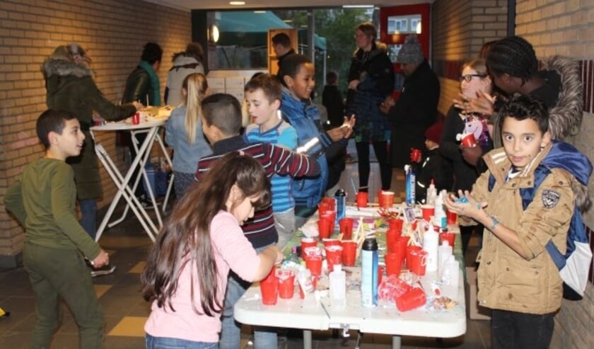 Samen spelen, kletsen en contacten leggen met alle buren tijdens het pleinfeest. (Foto: Lysette Verwegen)