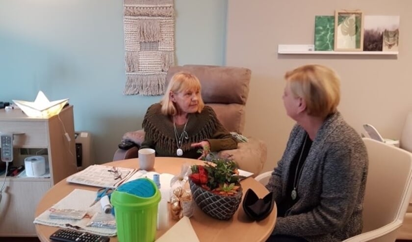 In gesprek met mevrouw Moonen. (Foto: Birgitta van Vlaanderen)
