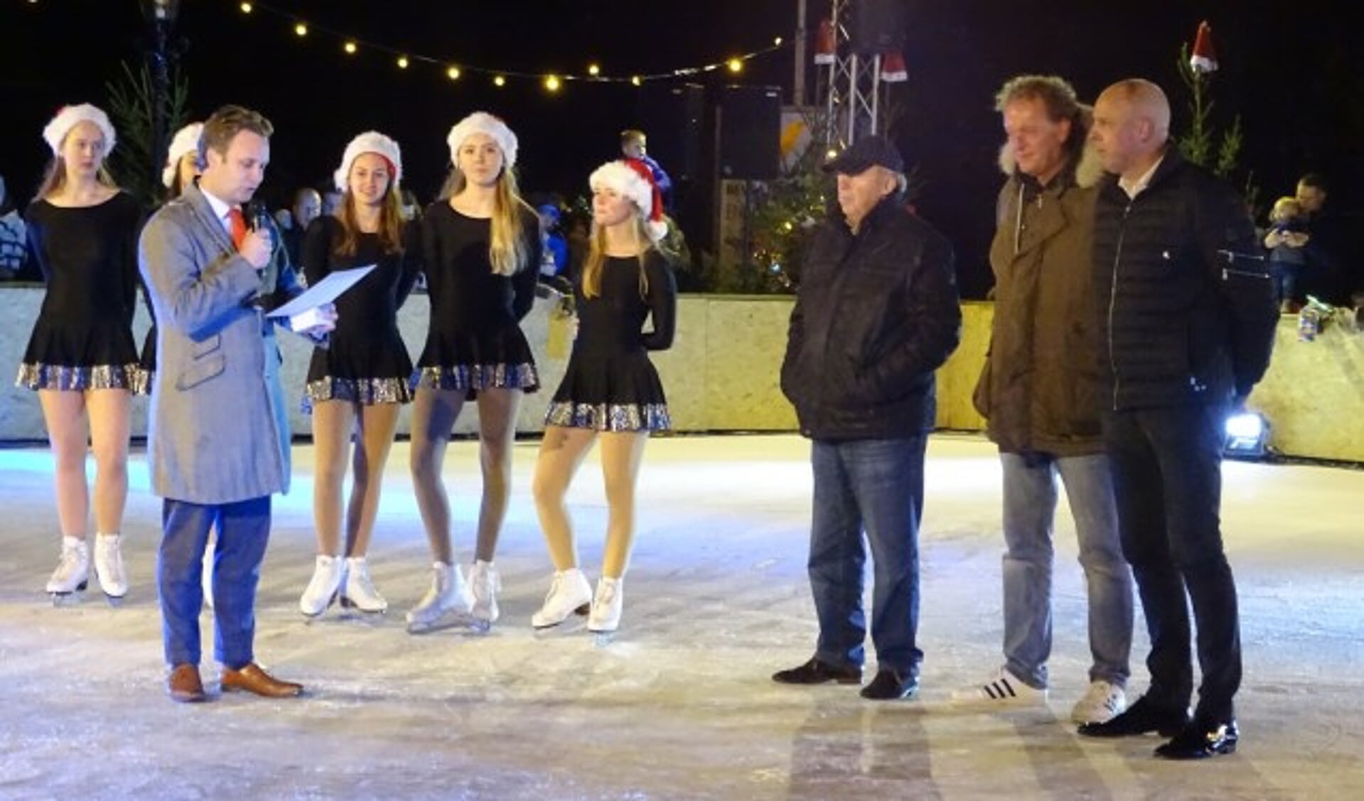 Na de opening van de ijsbaan werden André Groen en Jan van Dam verrast door burgemeester Verhoeve met de stadspenning: voor het realiseren van een gedeelde droom voor jong en oud Oudewater. (Foto: Margreet Nagtegaal)