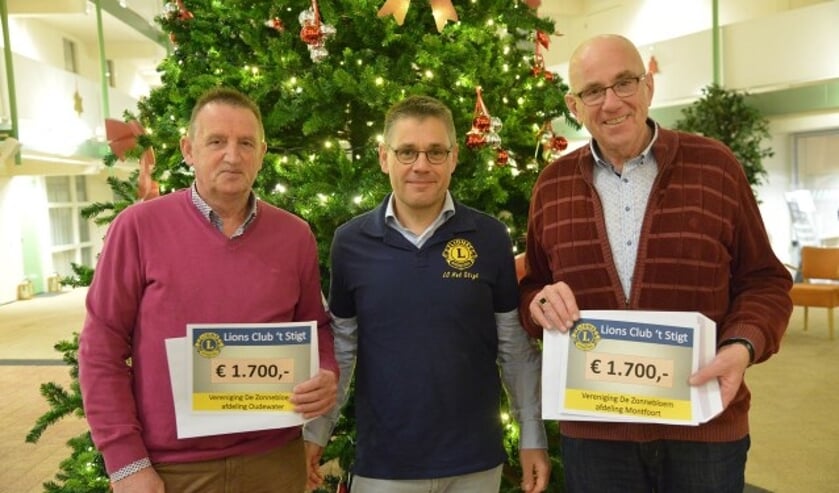 Voorzitters Rob de Jong (l) en Sjaak Berends (r) van de Zonnebloem Oudewater en Montfoort/Linschoten kregen uit handen van Onno Cleijpool van Lions Club Het Stigt ieder een welkome cheque overhandigd. (Foto: Paul van den Dungen)