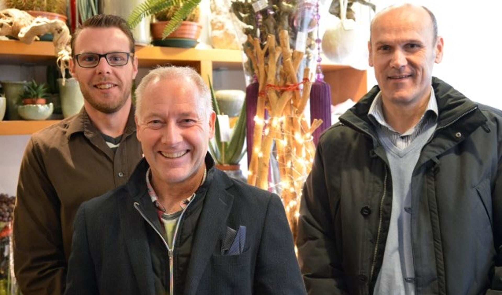 Elmar Zeegers, Michel Verschoor en Rob Kiens van de Winkeliersvereniging Montfoort hopen ook dit jaar weer op een gezellig drukke kerstmarkt oude stijl. Volgend jaar komt er een nieuwe opzet. (Foto: Paul van den Dungen)