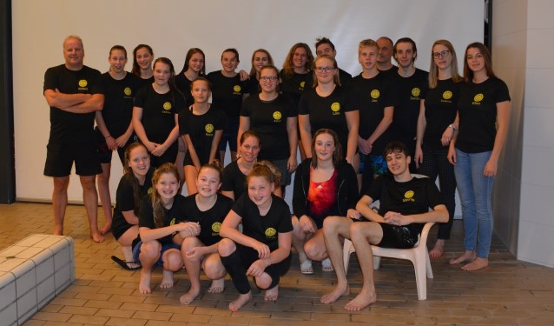 Het zwemteam van IJZ&PC dat een nacht lang gaat zwemmen voor Serious Request. (Foto: IJZ&PC)