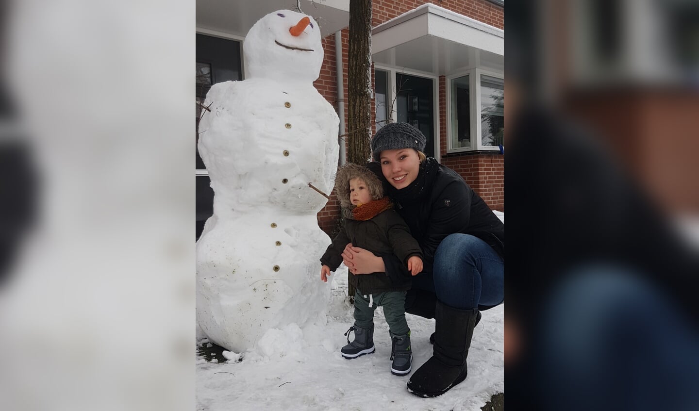 • Tijn Verheij en zijn moeder Andrea bij een mooie sneeuwpop in Nieuw-Lekkerland. 