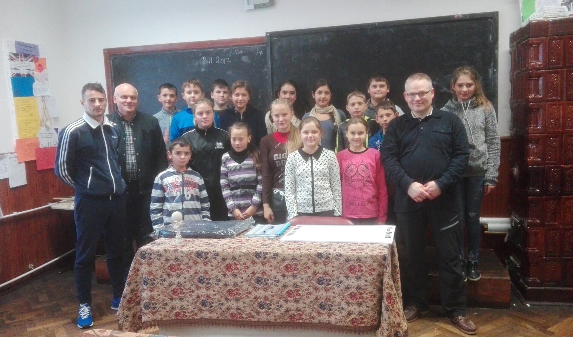 • School in Continesti is blij met de lesmaterialen die Wiljan Lever (rechts vooraan) weer gebracht heeft.