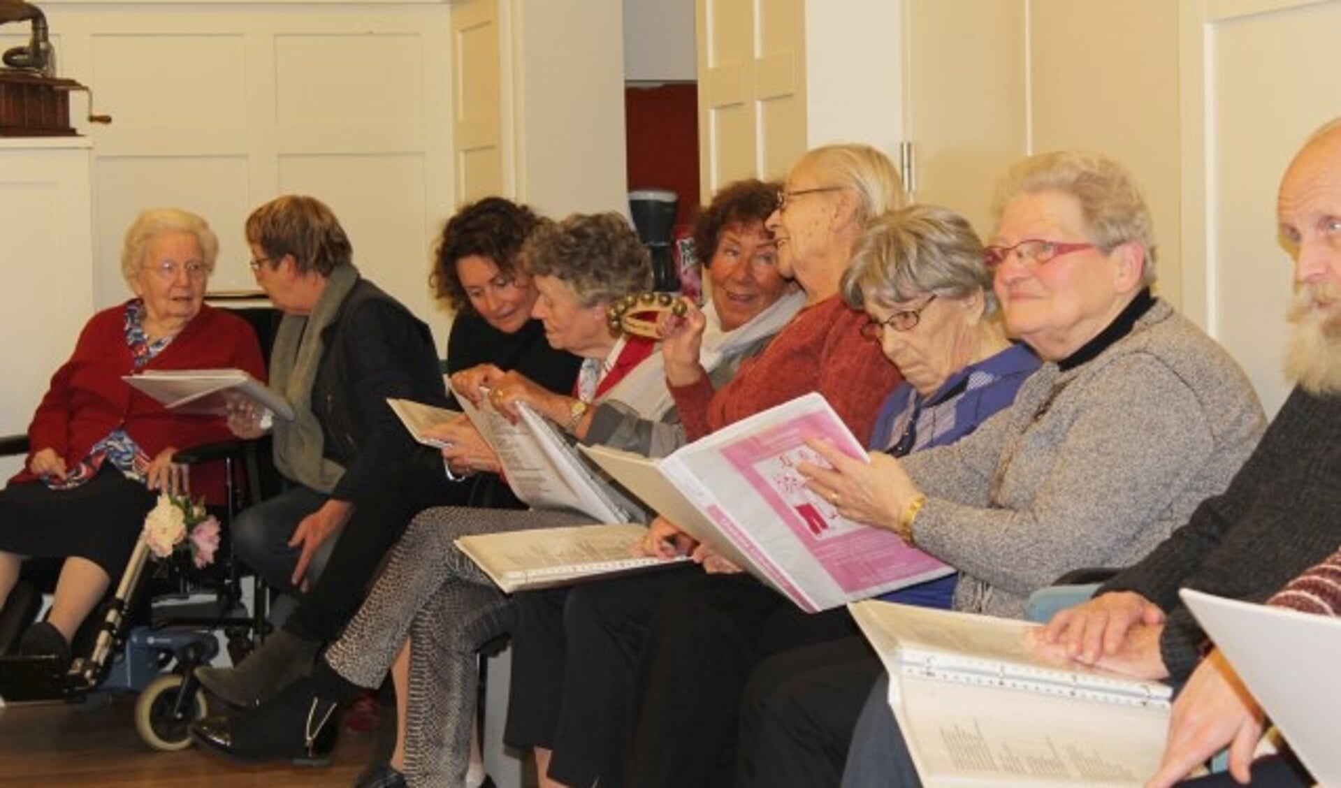 De bewoners van Isselwaerde én nog thuiswonende mensen met dementie beleven - met hun begeleiders - elke week veel plezier aan het zingen in het Alzheimerkoor. (Foto: Lysette Verwegen)