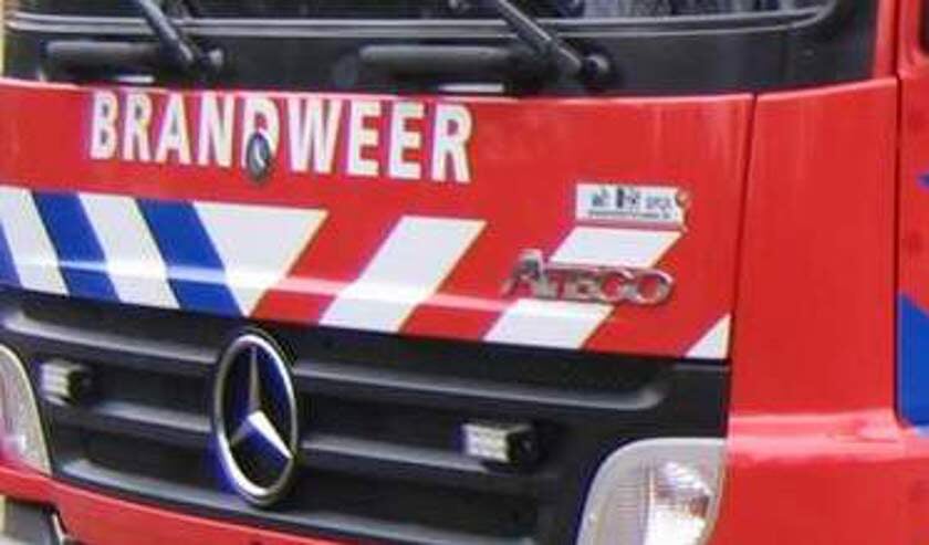 • De brandweer bluste de brandende auto.