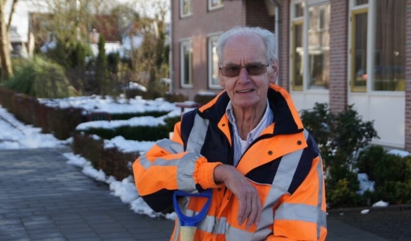Kees Verkleij onderhoudt belangeloos de complete tuin van het wooncomplex. Het is zijn verdienste dat het leegstaande complex er nog steeds piekfijn uitziet. (Foto: Janneke Severs-Hilgeman)