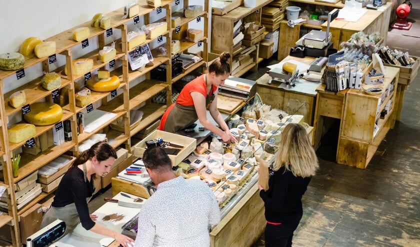 • Rotterdammers kopen kaas in de winkel van Booij in de Fenix Food Factory.  