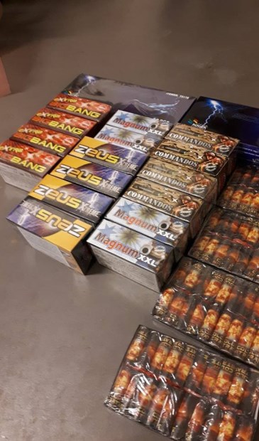 • Een klein deel van het aangetroffen illegale vuurwerk.