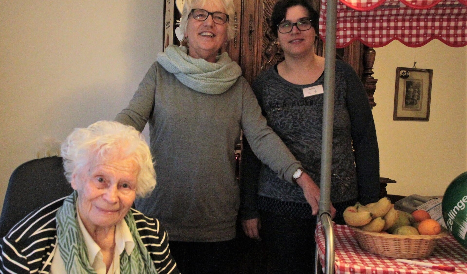 • Mevrouw De Groot krijgt bezoek van 'Bas de Koekzak'. 