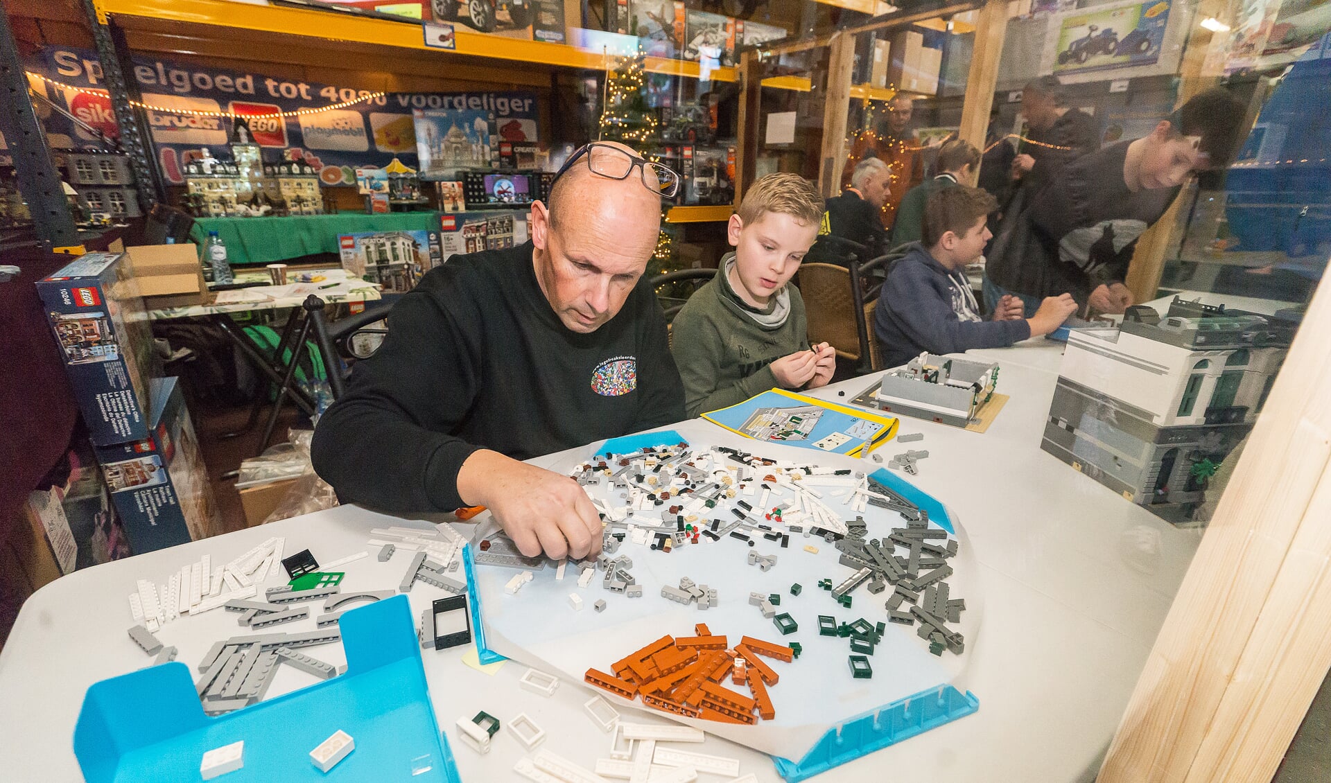 Legofreaks houden tweedaagse bouwmarathon voor het goede doe lin het glazen huis van 1001 FarmToys Beesd 