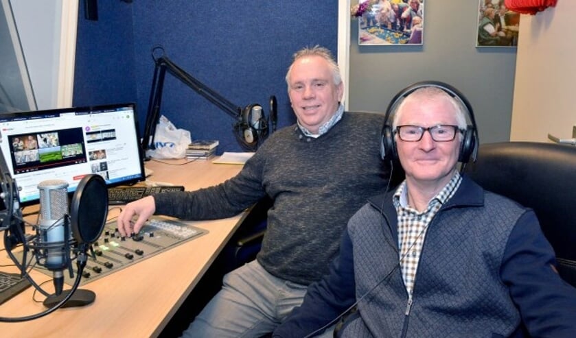 Het radioprogramma De Zondagmorgenkoorts bij Radio Stad Montfoort stopt na 17 jaar. Ad Vergeer (l) en Ries de Mooij (r) verzorgen op zondag 31 december hun laatste uitzending en dat wordt na zoveel jaar best even slikken. (Foto: Paul van den Dungen)