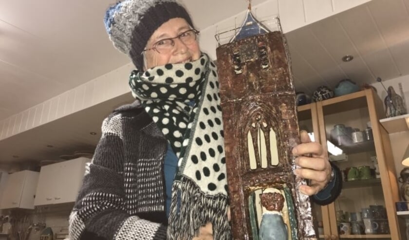 Keramiste Jeannette Huizenga-Luteijn levert een kunstzinnige bijdrage aan de actie om het angelusklokje weer in oude glorie te herstellen. Zij maakte een goed gelijkende miniatuur van de scheve St. Janstoren. (Foto: Janneke Severs-Hilgeman)