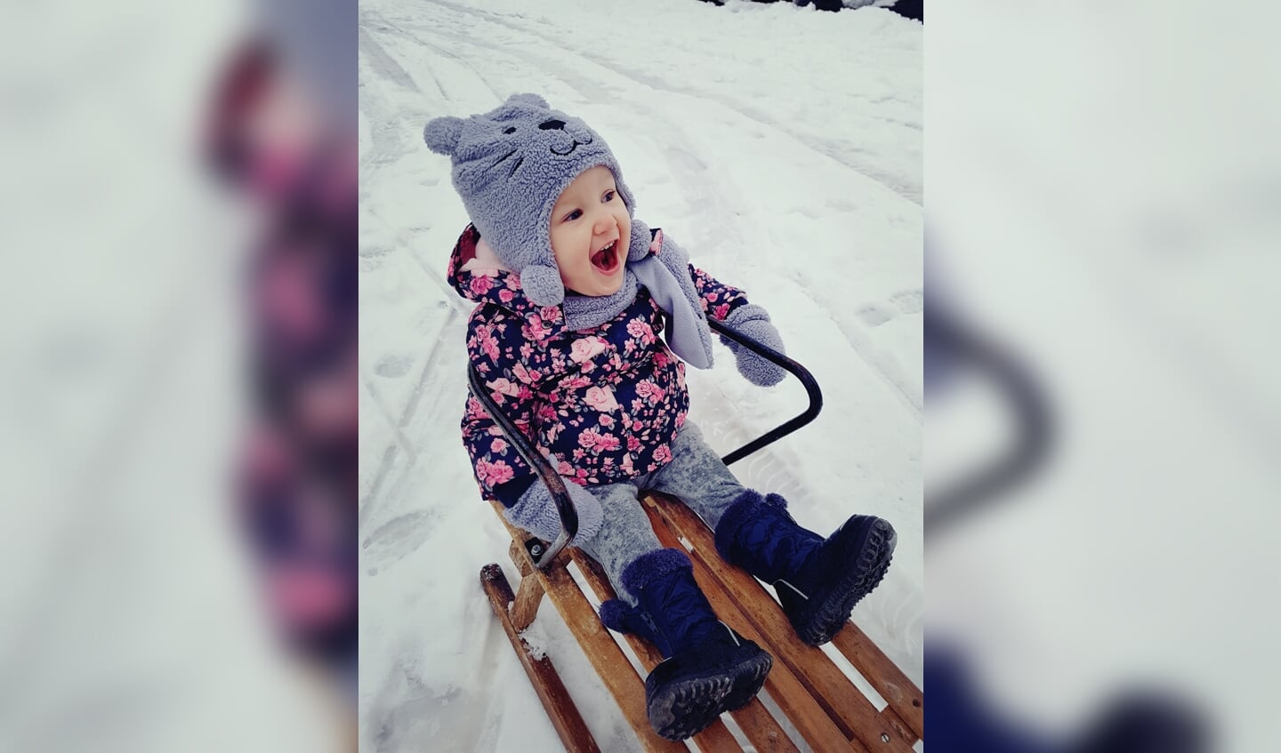 • Davitha Verhaar (13 maanden) uit Alblasserdam voor het eerst in de sneeuw.