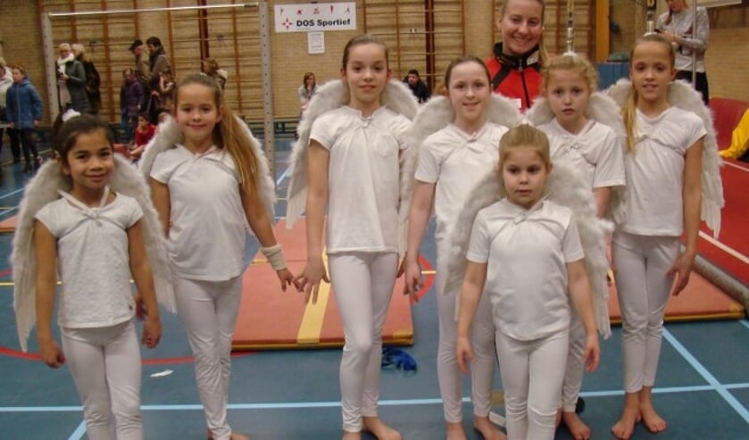 In sportzaal zijn turnsters van DOS Sportief voor even zwevende engelen. (Foto: Cees van Cuijlenburg)
