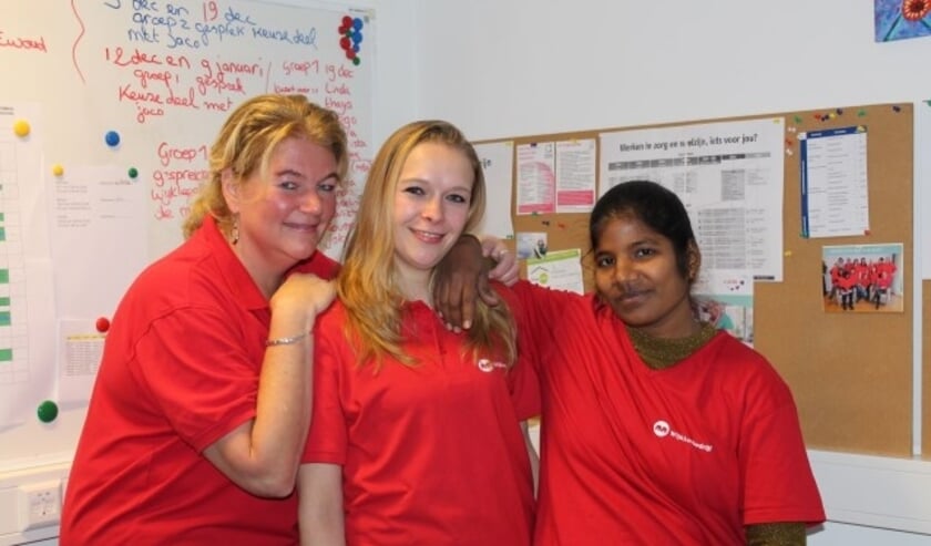 Linda, Sandra en Thayalini krijgen met negen collega's in februari hun diploma niveau 1 en kunnen niet wachten om aan de slag te gaan: "We zoeken een leuke baan in de zorg." (Foto: Lysette Verwegen)