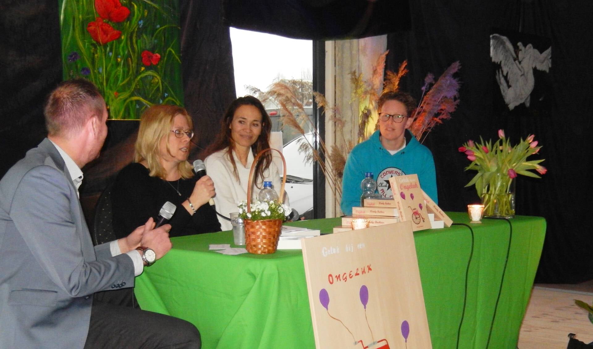 • Wendy Brokers (tweede van links) tijdens haar boekpresentatie eerder dit jaar.