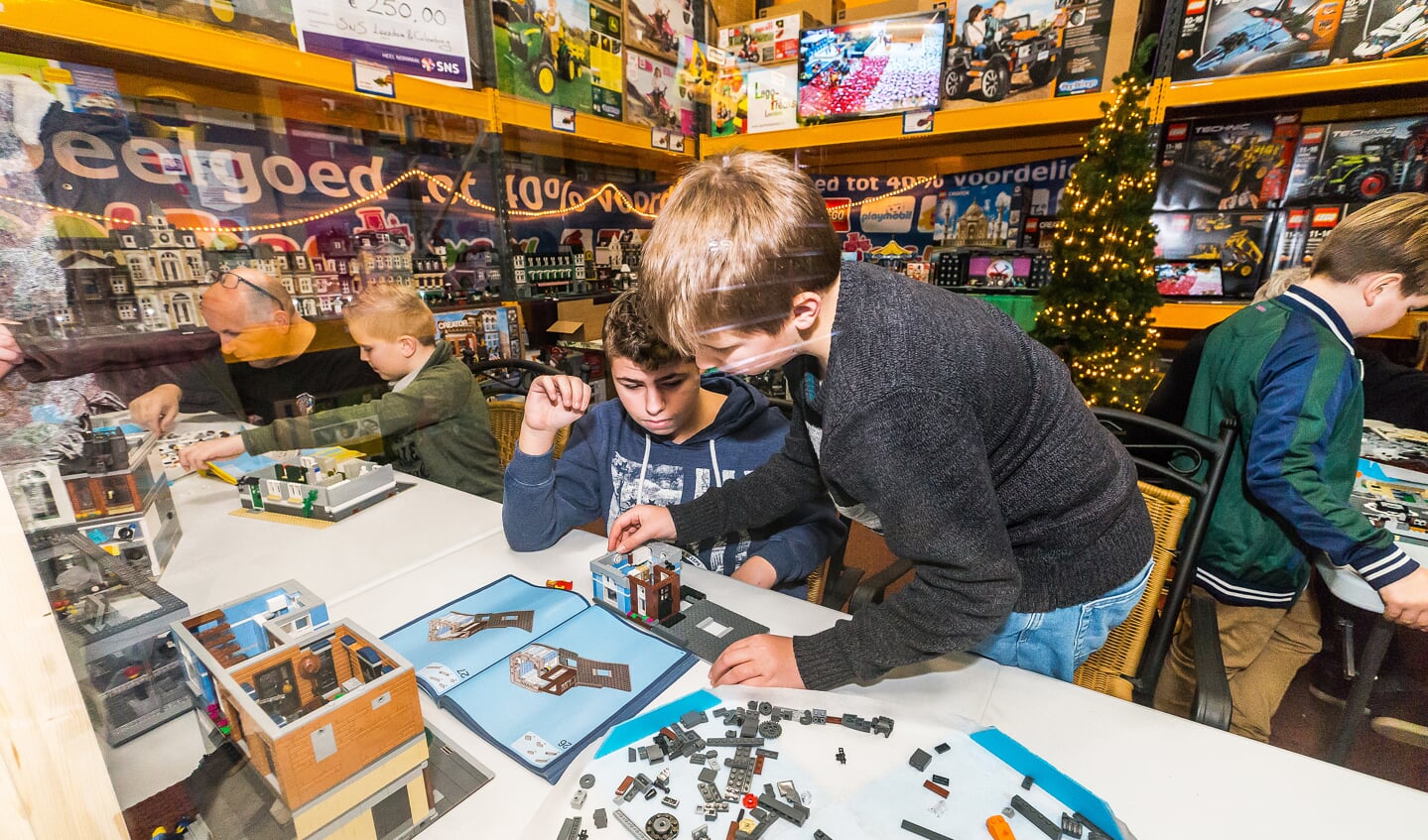 Legofreaks houden tweedaagse bouwmarathon voor het goede doe lin het glazen huis van 1001 FarmToys Beesd 