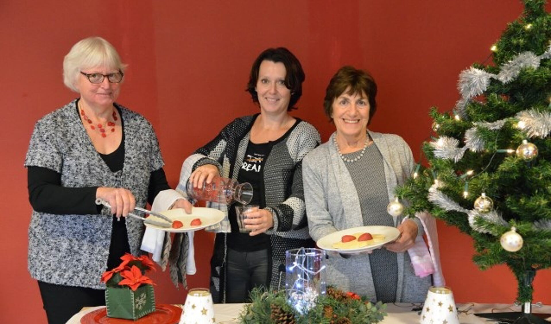 De gastvrouwen tijdens het kerstdiner van de SWOM op maandag 11 december in Linschoten zijn Nel van de Brink, Ruth Vreeswijk en José van Dijk. (Foto: Paul van den Dungen)