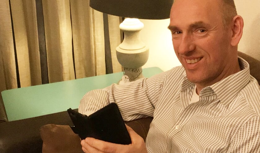 • Jan Holtslag aan het twitteren op zijn mobiel.