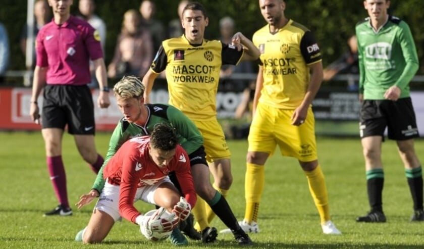 Bradley van der Meer vecht om de bal, in dit geval tegen Roda JC. (Foto: Wijntjesfotografie.nl)