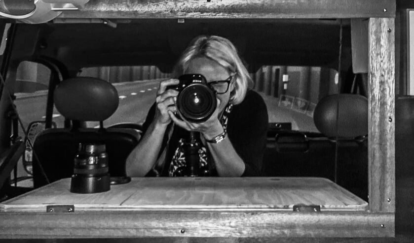 • José Donatz met fototoestel in de Soepbus.